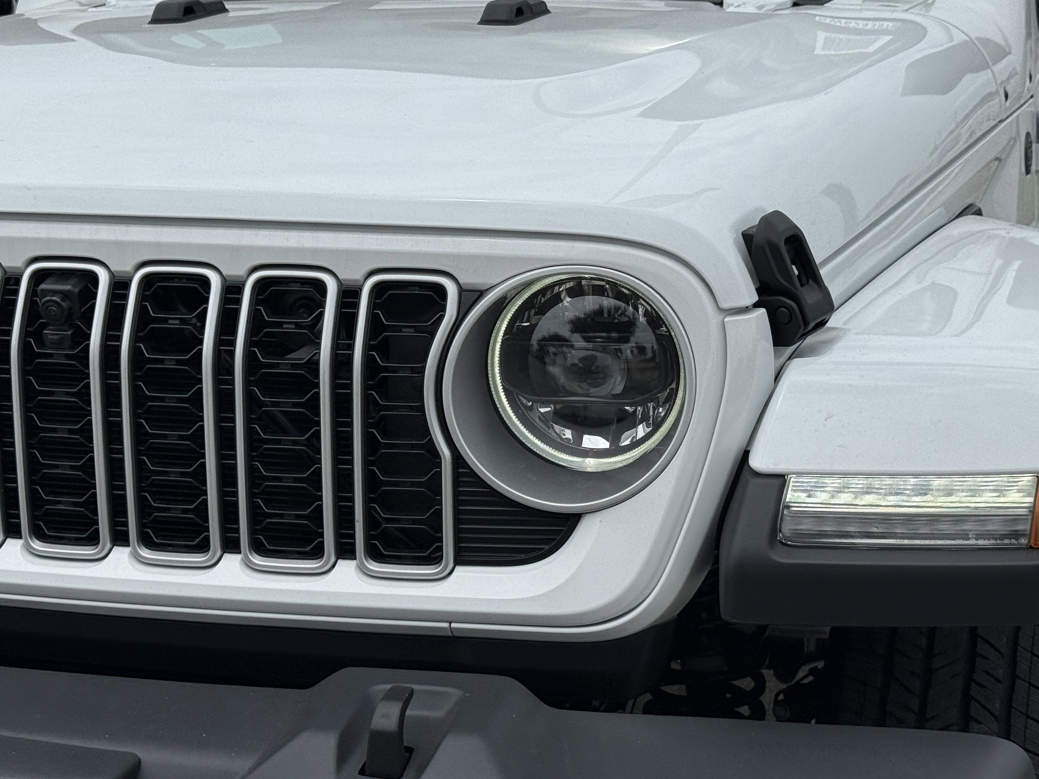 2025 Jeep Wrangler Sahara photo 4