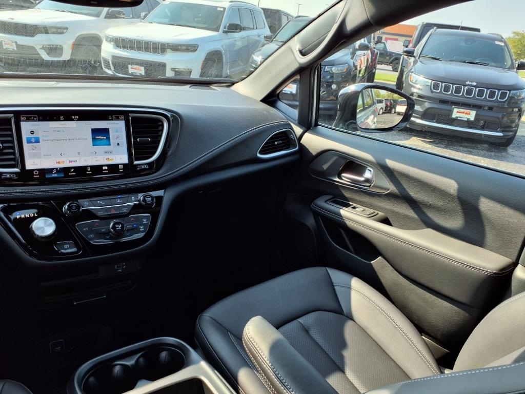 2026 Chrysler Pacifica photo 17