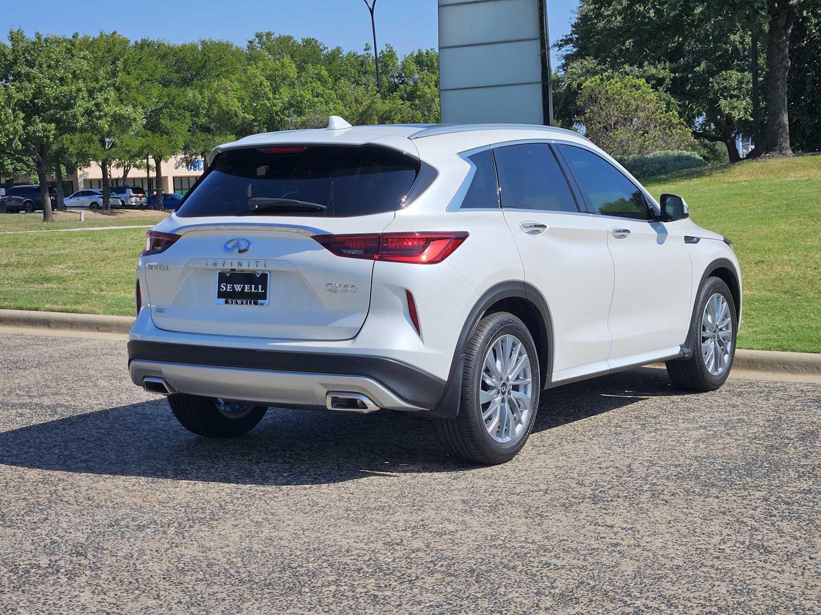 2025 Infiniti QX50 Luxe AWD photo 4