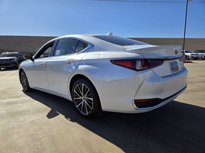 2025 Lexus ES 300h photo 4