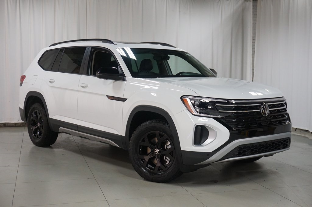2025 Volkswagen Atlas Peak Edition SE photo 3