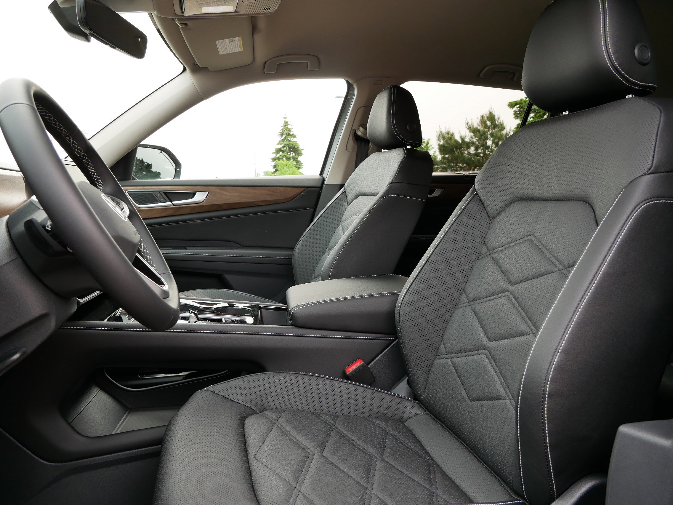 2025 Volkswagen Atlas SE Technology photo 2