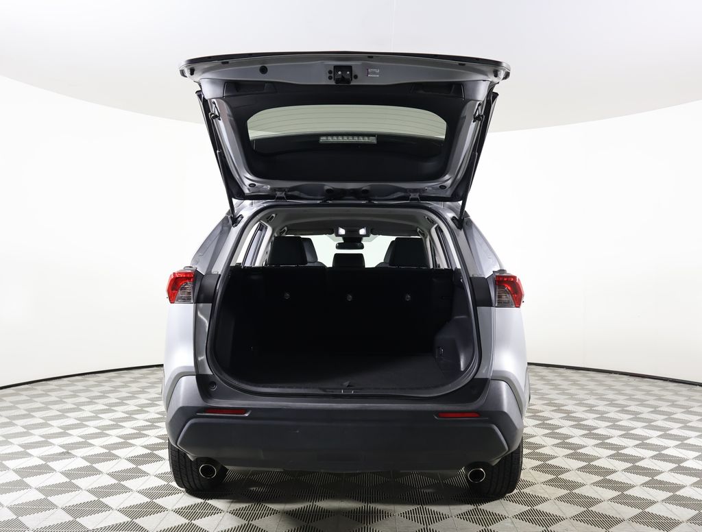 2022 Toyota RAV4 LE photo 13