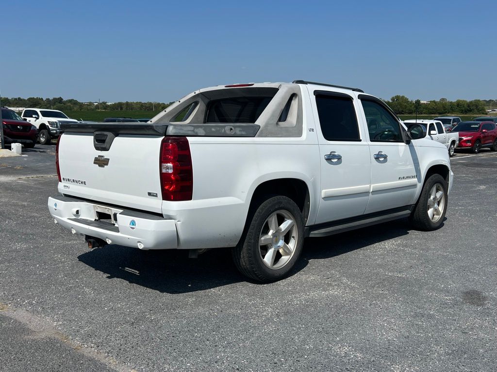 2008 Chevrolet Avalanche LTZ photo 4