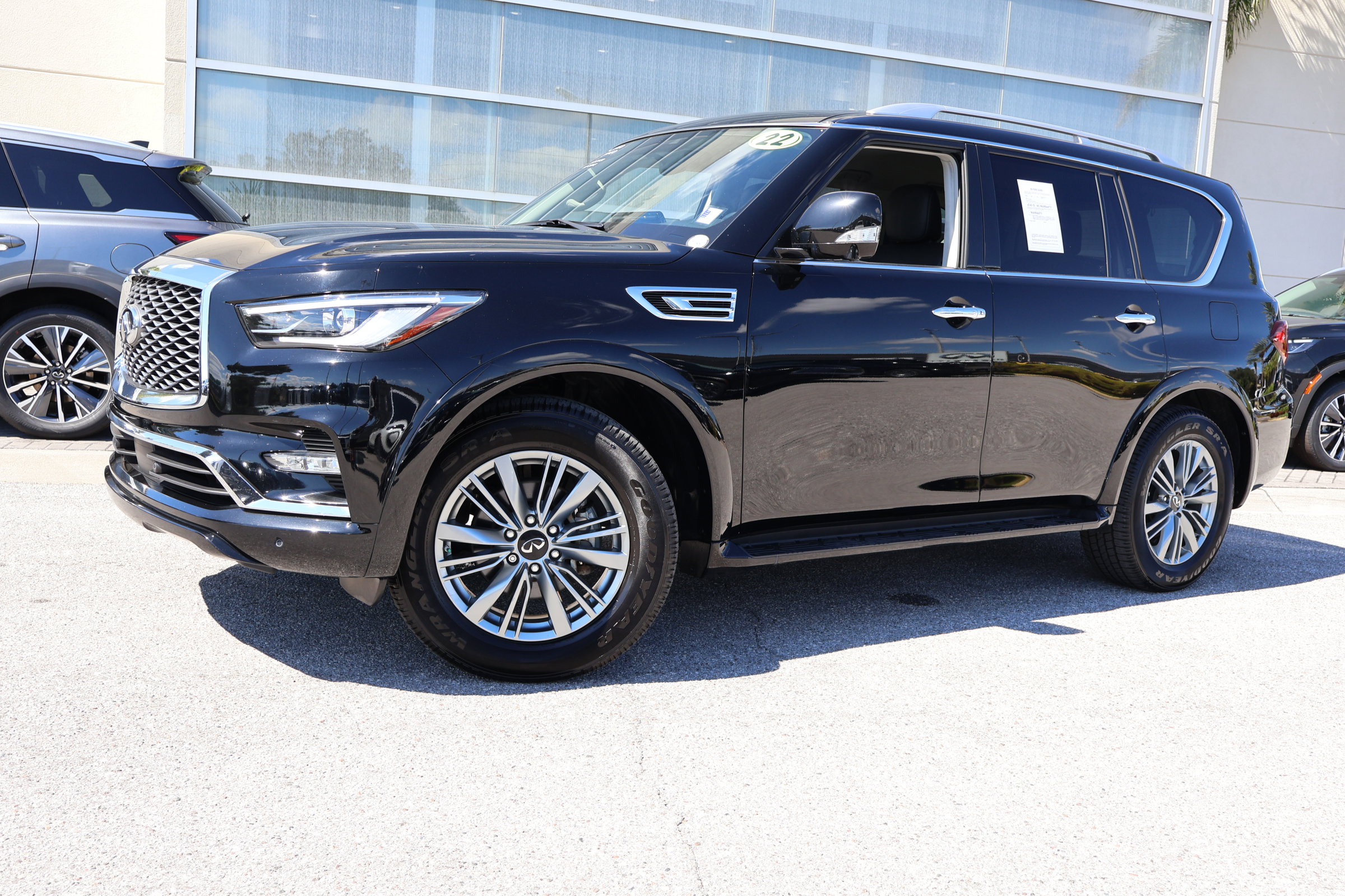 2022 INFINITI QX80's photo