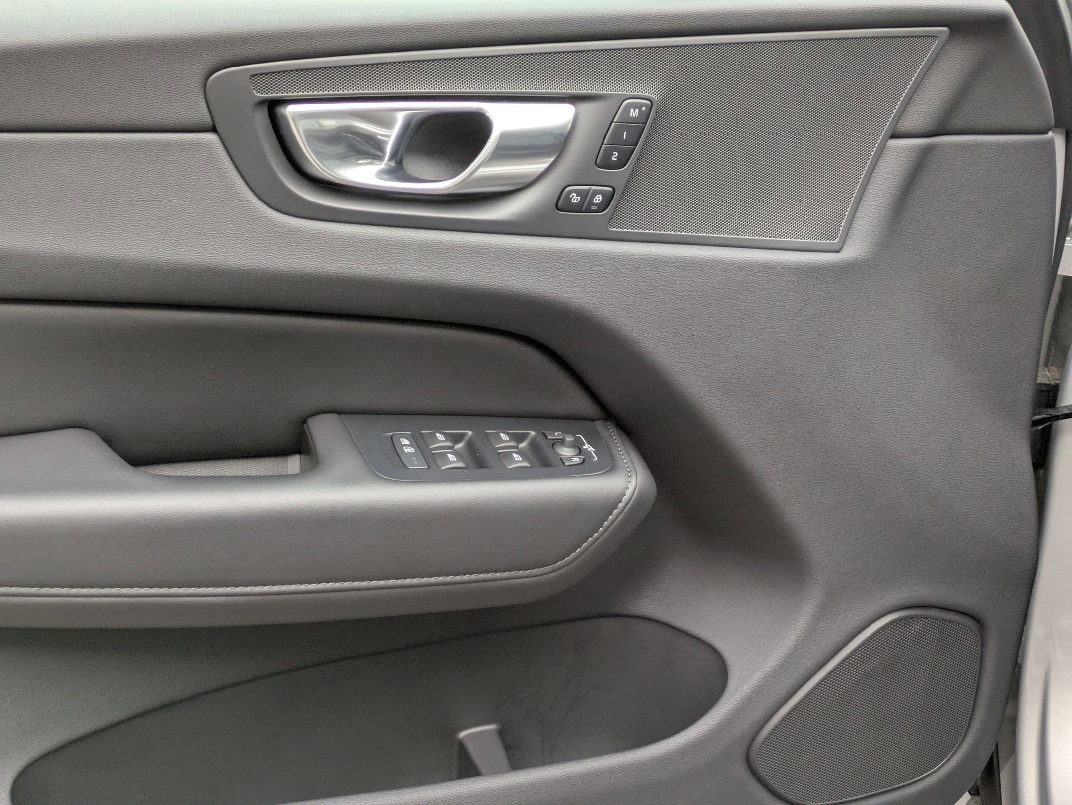 2025 Volvo XC60 Plus photo 11