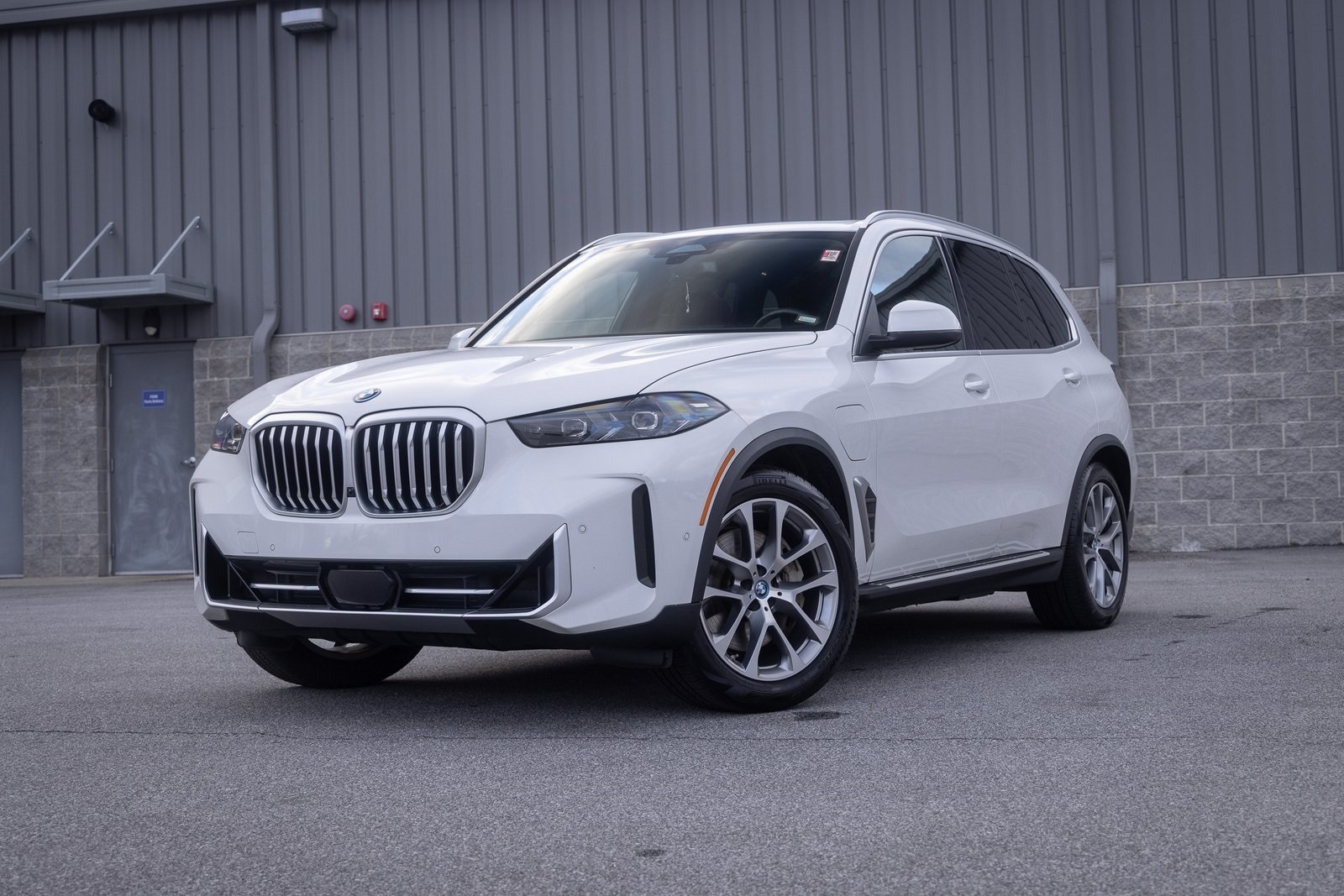 2025 BMW X5 50e's photo