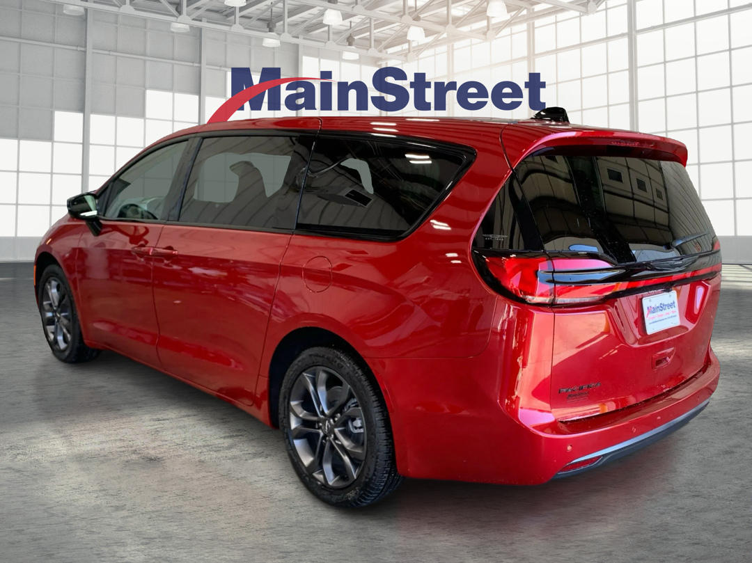 2026 Chrysler Pacifica photo 2