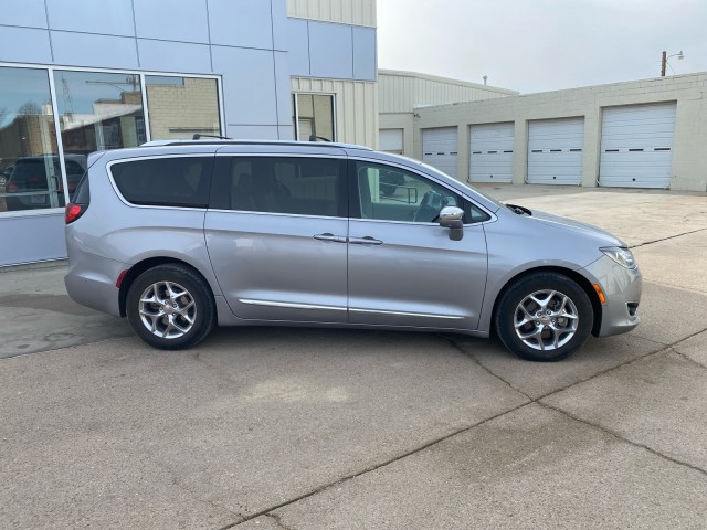 Used 2017 Chrysler Pacifica Limited with VIN 2C4RC1GG5HR522955 for sale in Kansas City