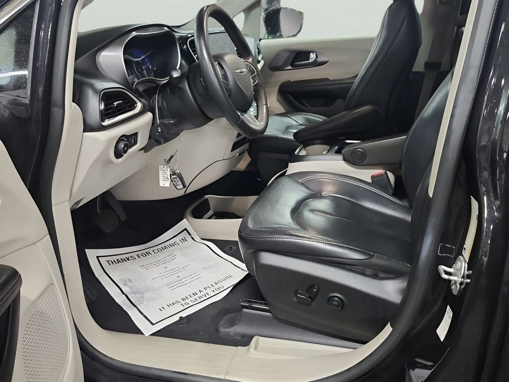 2022 Chrysler Pacifica Touring L photo 7
