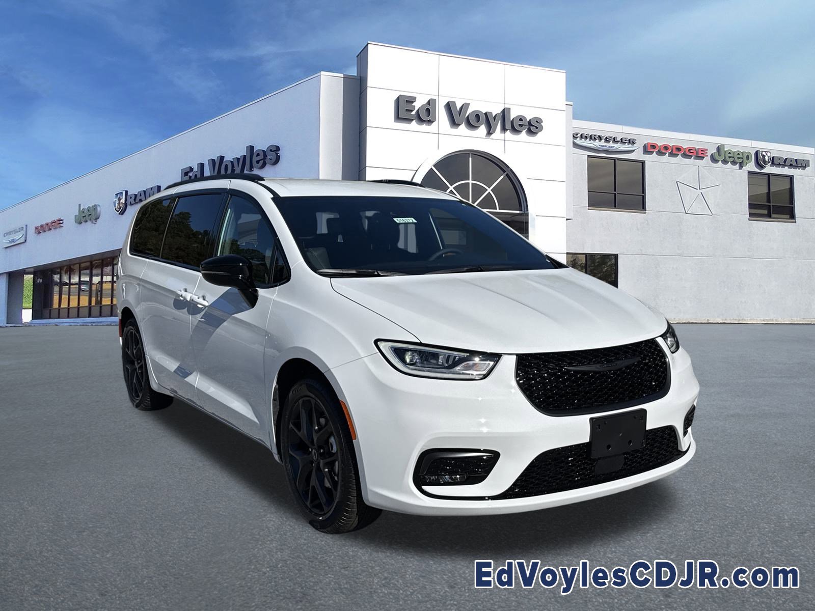 2026 Chrysler Pacifica Select's photo