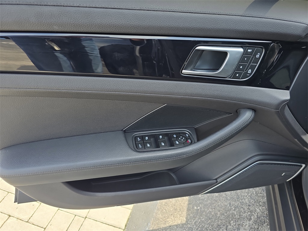 2023 Porsche Panamera Platinum photo 18