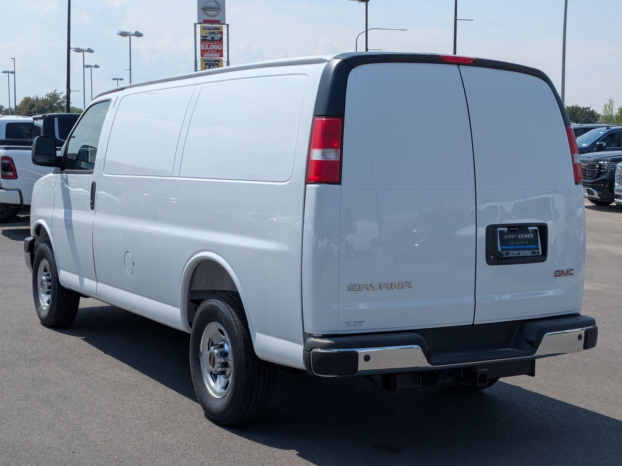 2025 Gmc Savana Cargo 2500 photo 3