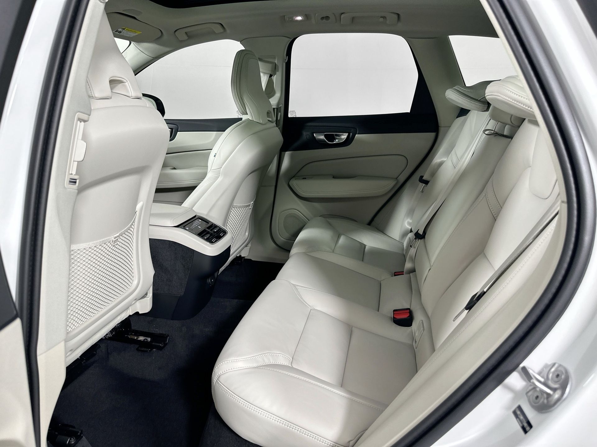 2026 Volvo XC60 B5 photo 22
