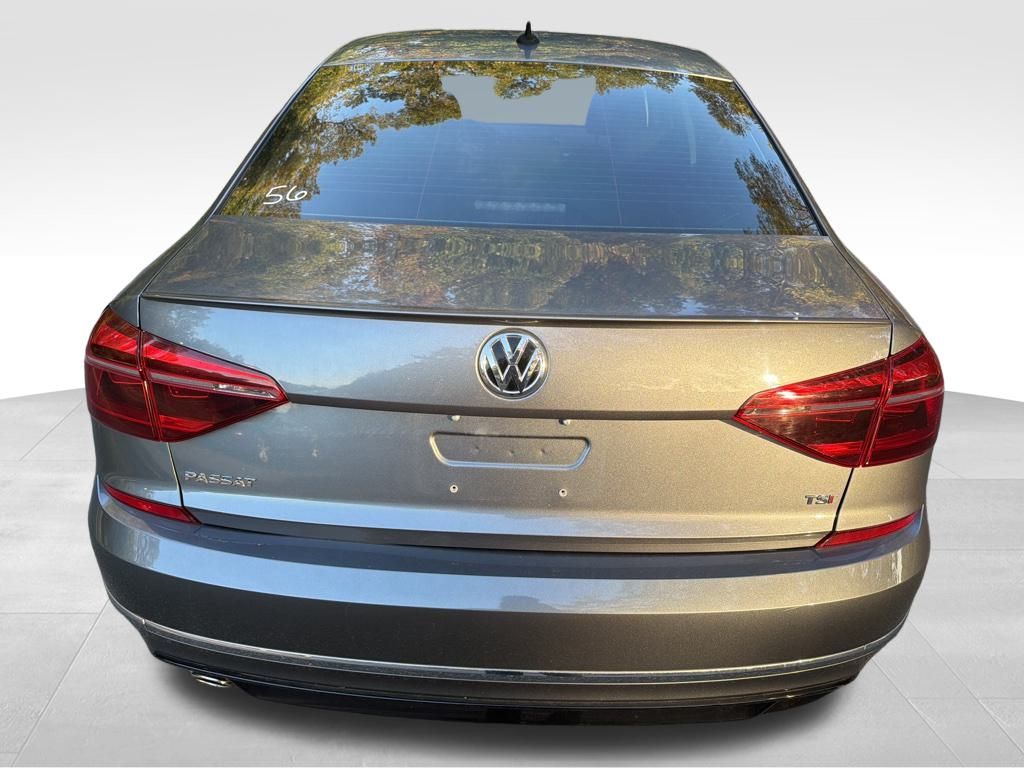 2018 Volkswagen Passat 2.0T R-Line photo 4