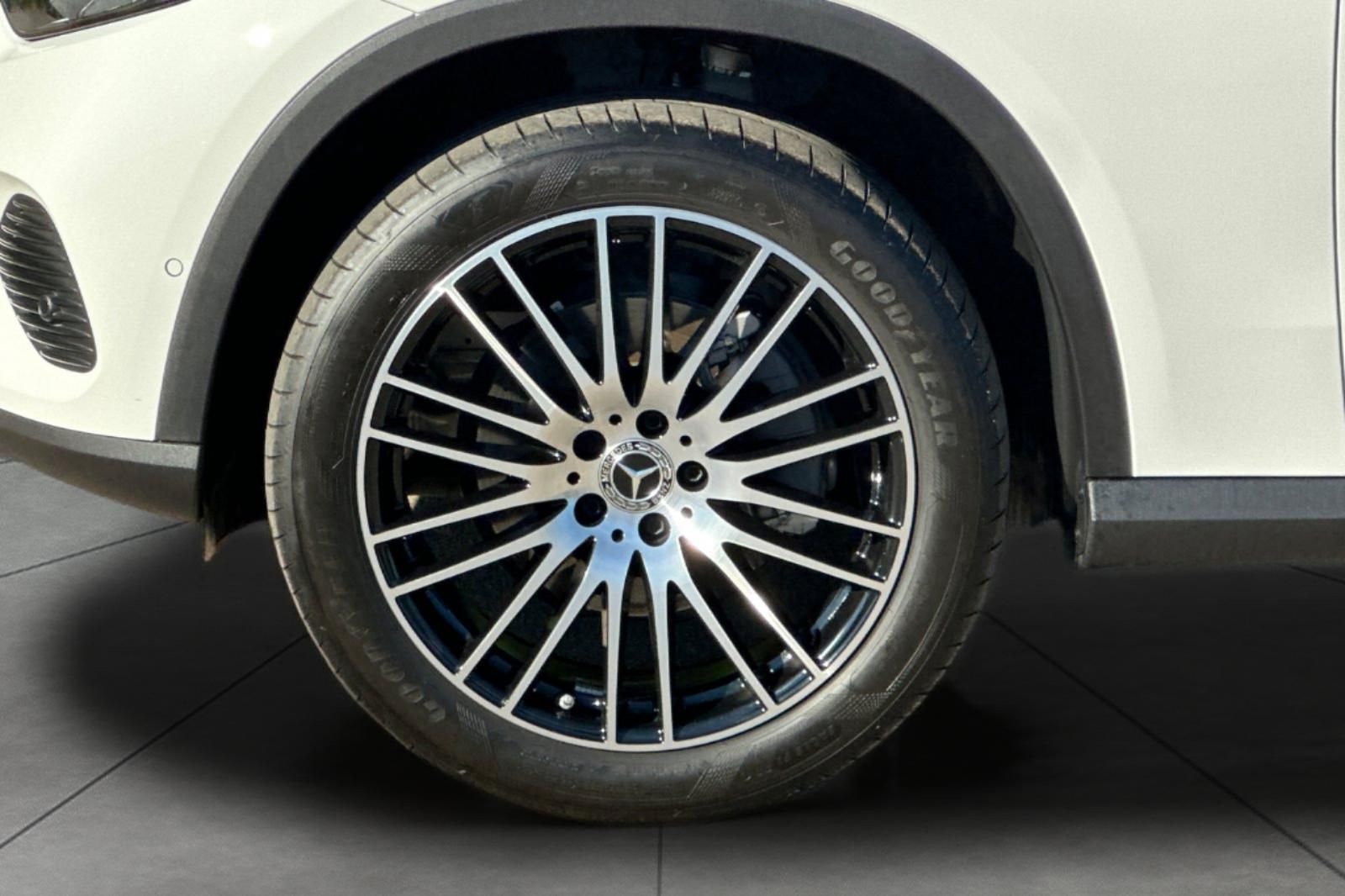 2025 Mercedes Benz GLC 300 4MATIC photo 2