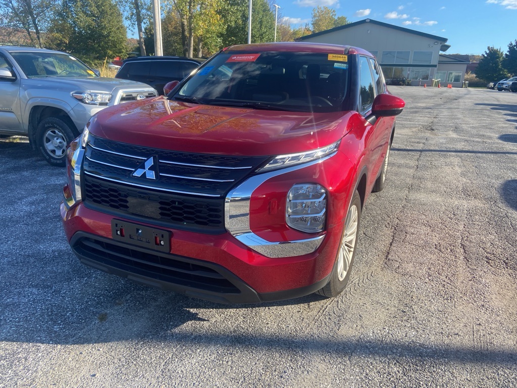 2024 Mitsubishi Outlander ES photo 2