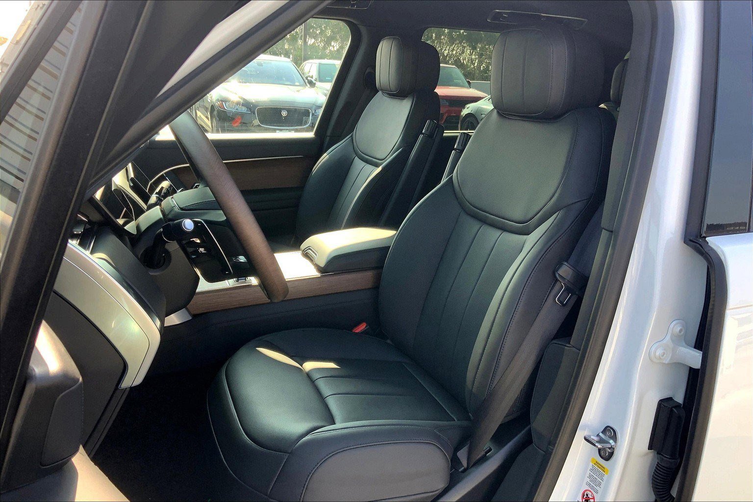 2025 Land Rover Range Rover SE photo 4