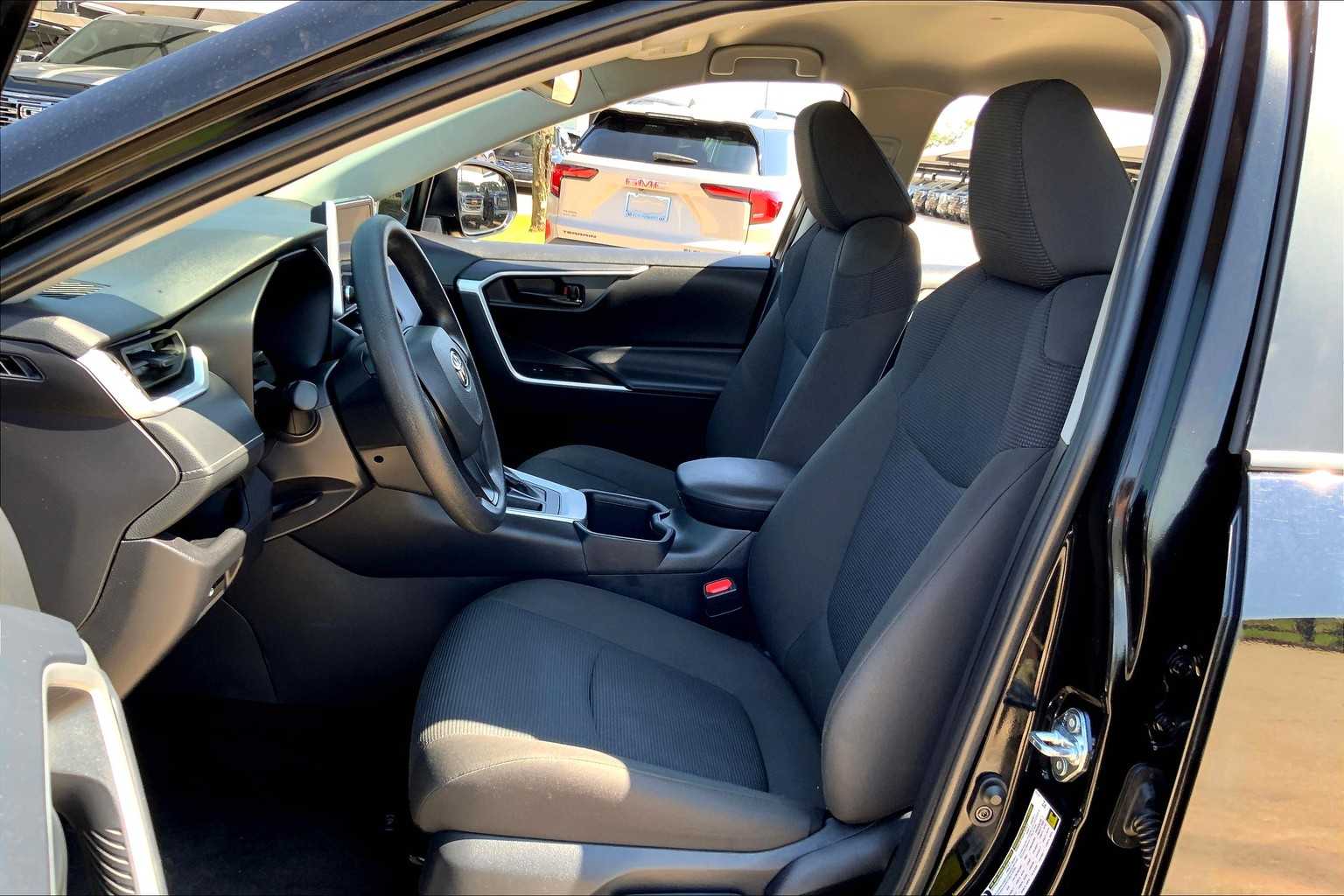 2025 Toyota RAV4 LE photo 7