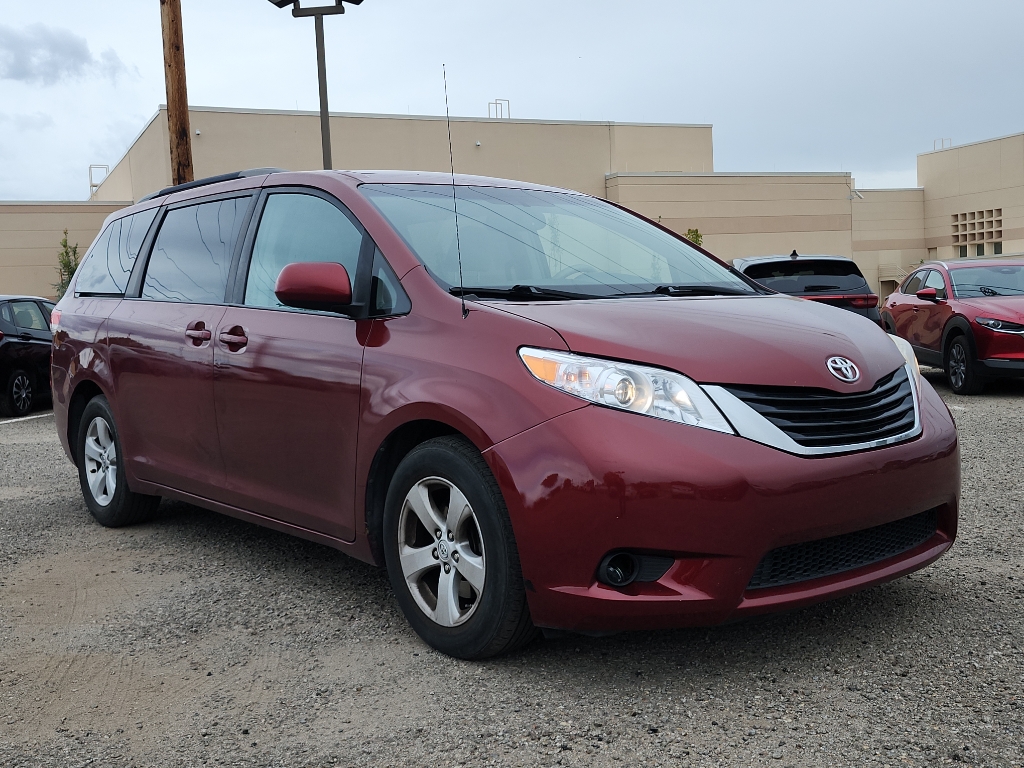 2012 Toyota Sienna LE photo 3