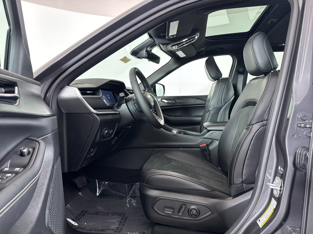 2025 Jeep Grand Cherokee Laredo Altitude photo 4