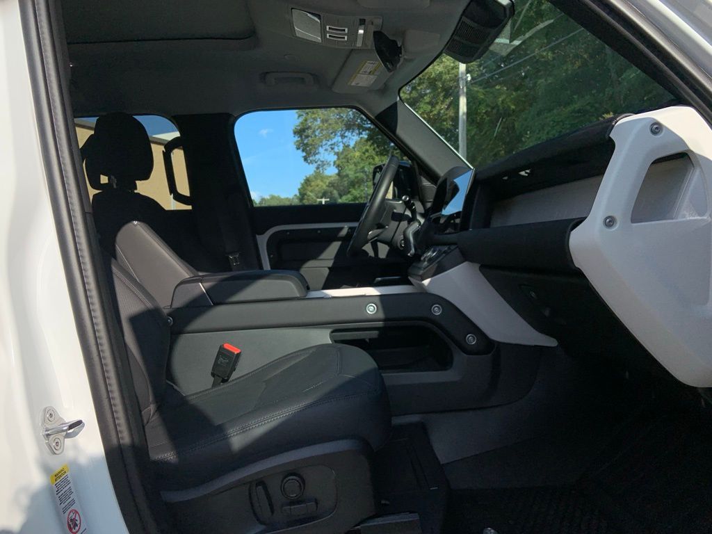 2025 Land Rover Defender 110 S photo 18
