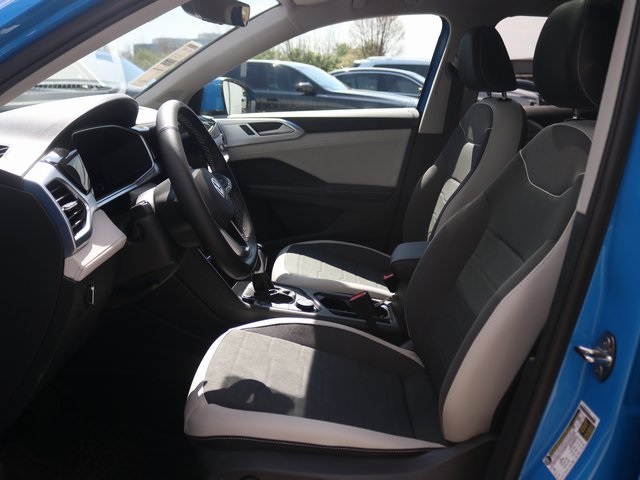 2025 Volkswagen Taos SE photo 4