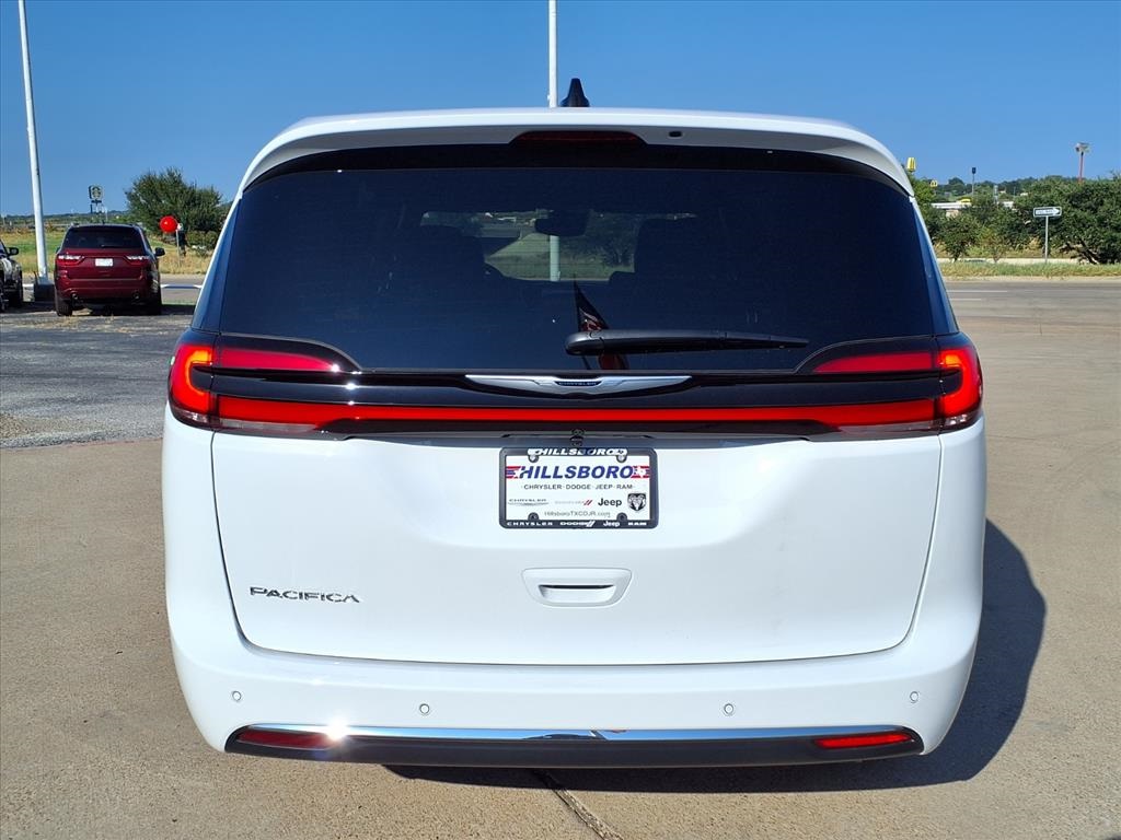 2026 Chrysler Pacifica photo 5