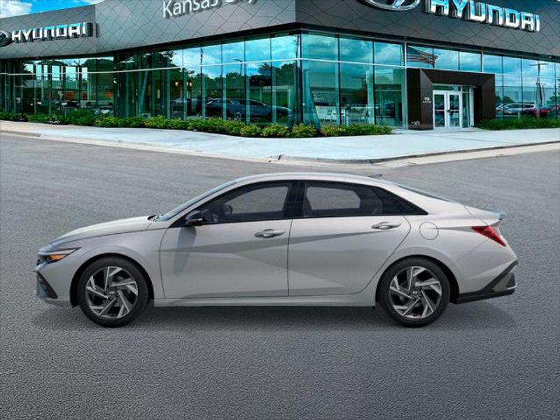 2025 Hyundai Elantra SEL Sport photo 3