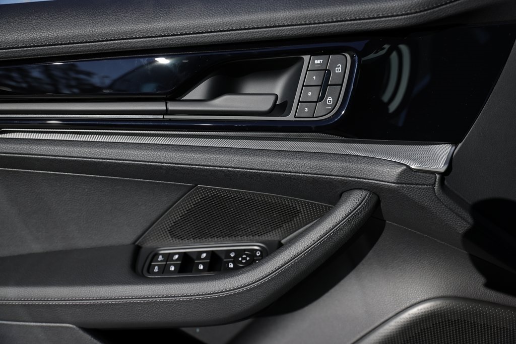 2025 Porsche Panamera 4 photo 18