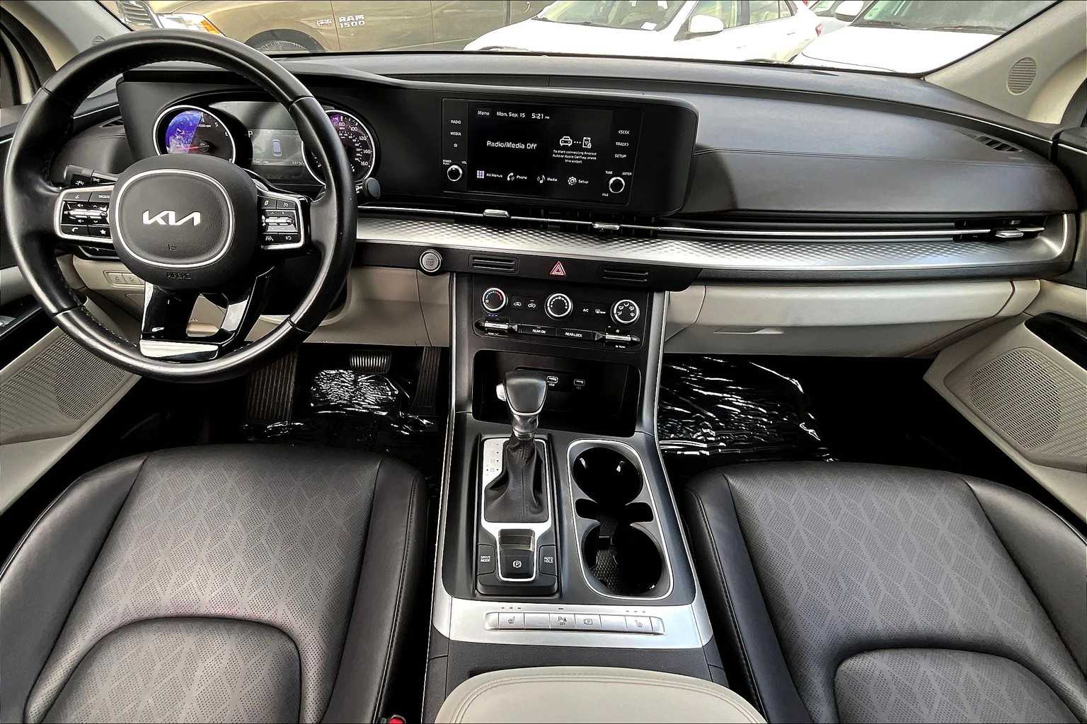 2023 Kia Carnival LX photo 12
