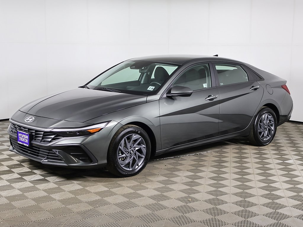 2024 Hyundai Elantra SEL photo 4