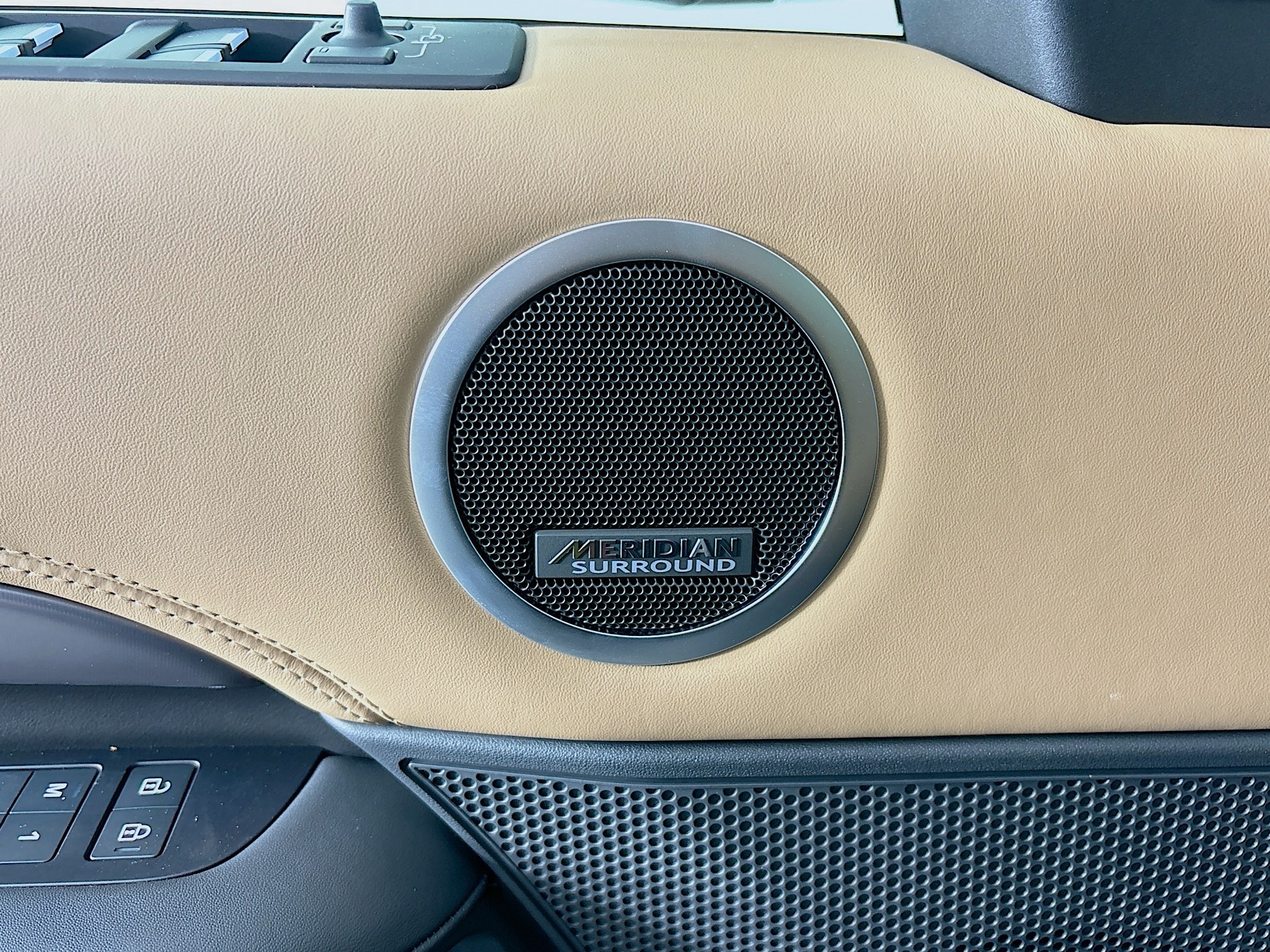 2025 Land Rover Discovery Metropolitan Edition photo 19