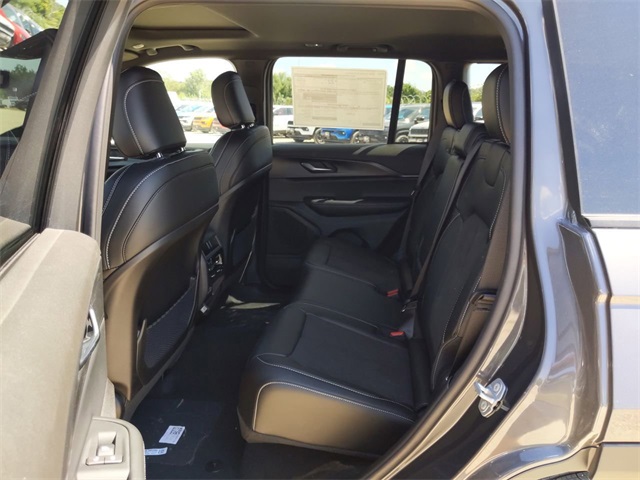 2025 Jeep Grand Cherokee Altitude photo 13