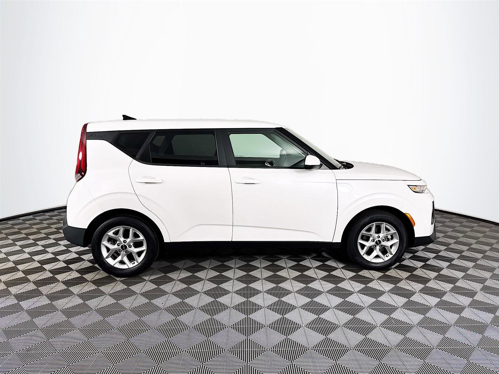2022 Kia Soul LX photo 3