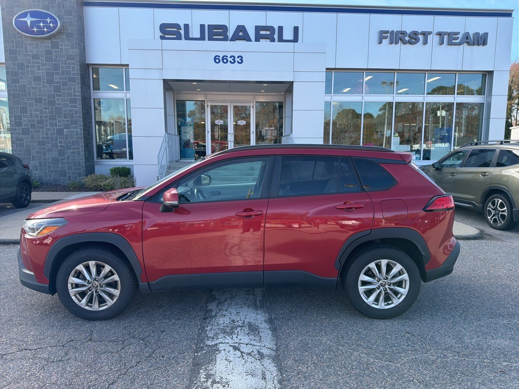 2022 Toyota Corolla Cross LE photo 2