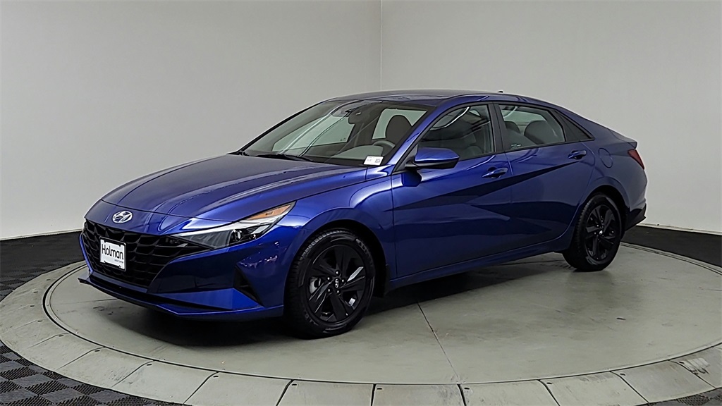 2023 Hyundai Elantra SEL photo 3