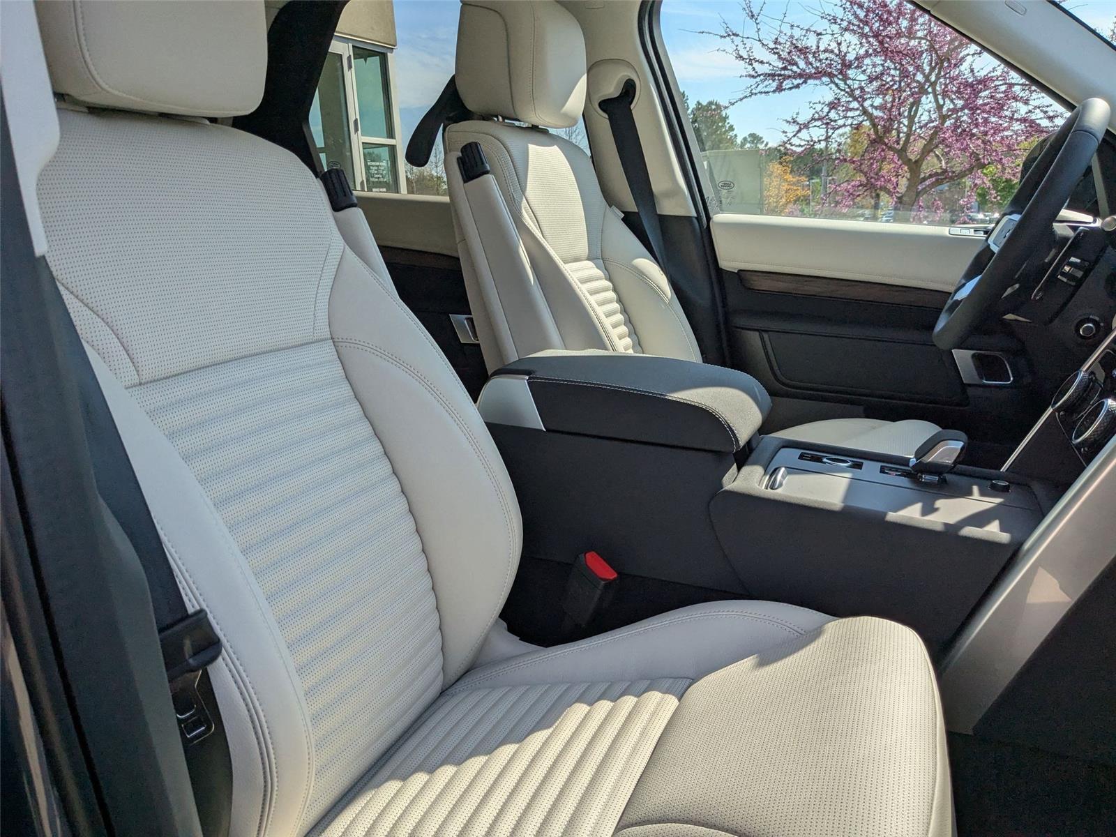 2025 Land Rover Discovery SE photo 31