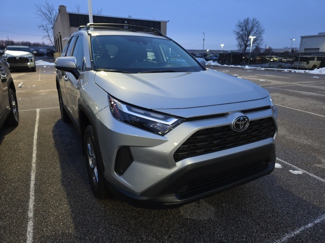 2025 Toyota RAV4 XLE's photo