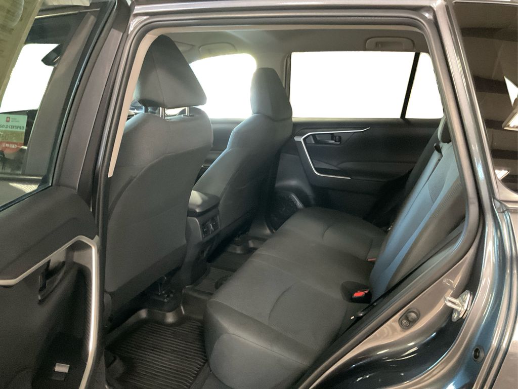 2022 Toyota RAV4 LE photo 10