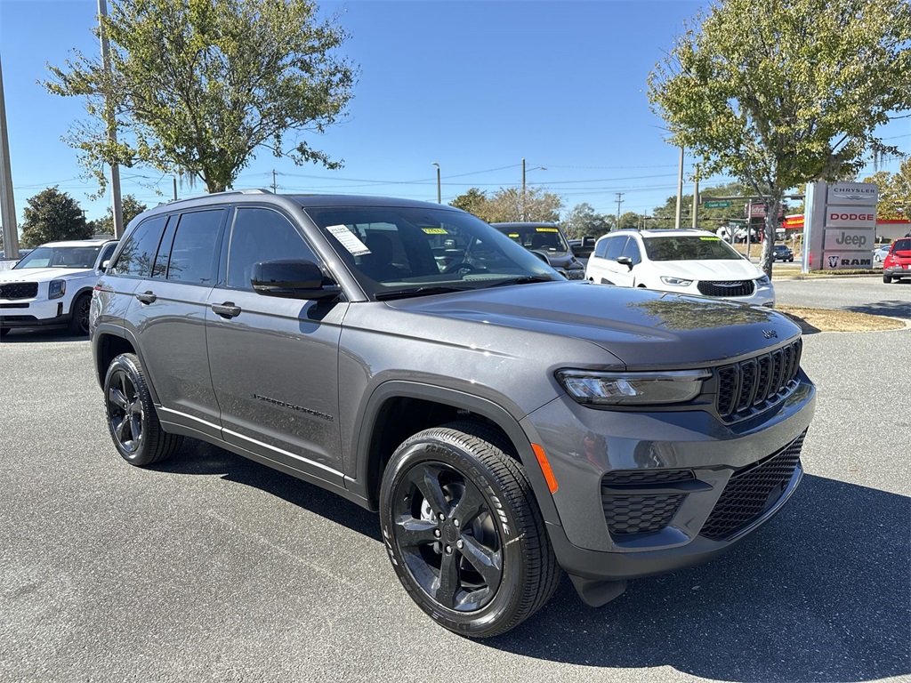 2025 Jeep Grand Cherokee Altitude's photo