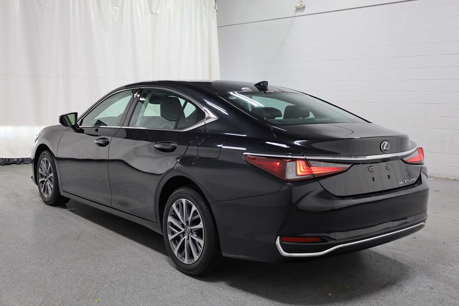 2023 Lexus ES 250 photo 3