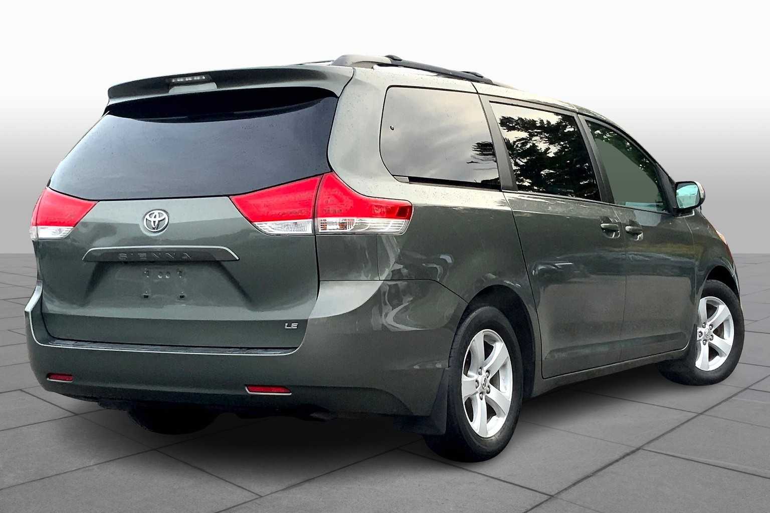 2011 Toyota Sienna LE photo 12