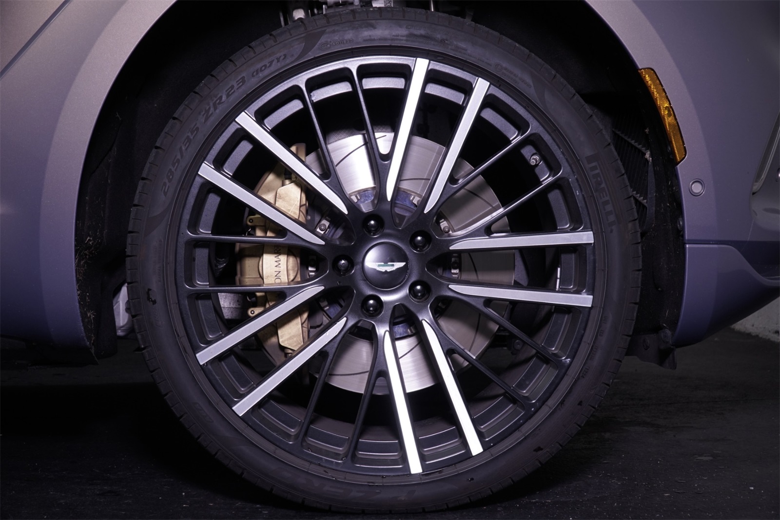 2022 Aston Martin DBX photo 2