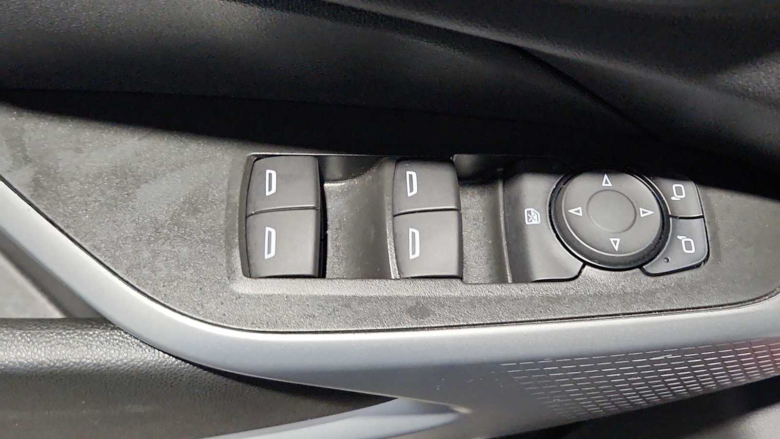 2025 Chevrolet Trax LS photo 17
