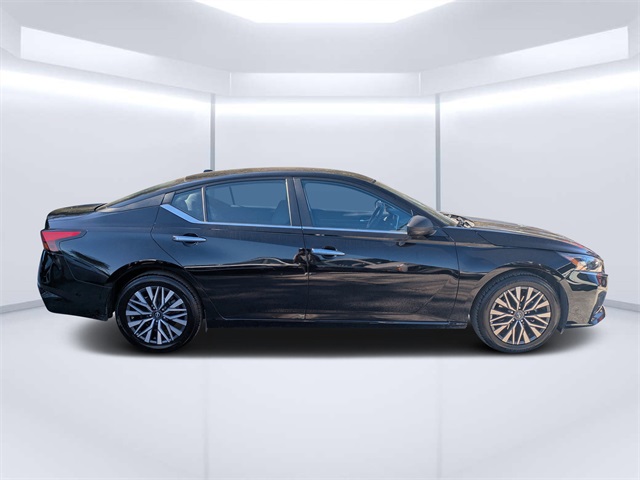 2024 Nissan Altima 2.5 SV photo 2