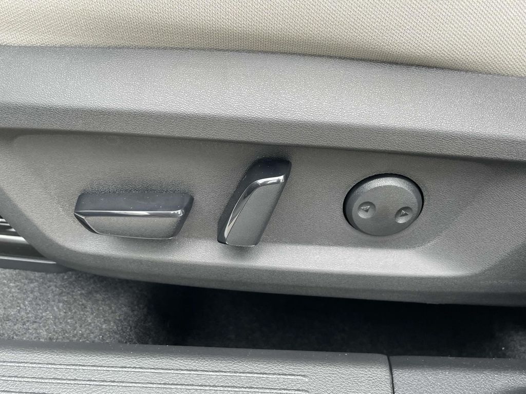 2025 Nissan Rogue SV photo 12