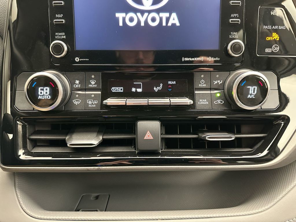 2020 Toyota Highlander L photo 12