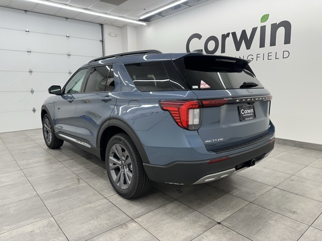 2025 Ford Explorer photo 2