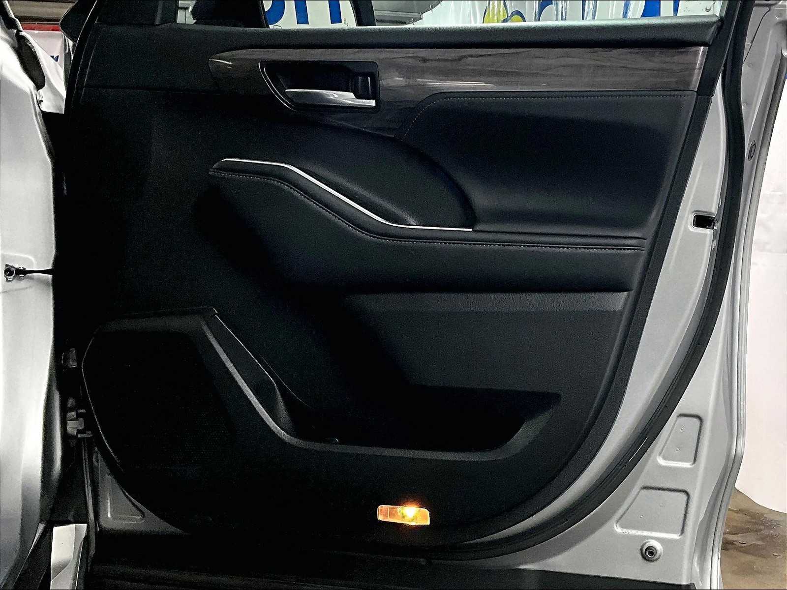 2021 Toyota Highlander Platinum photo 10